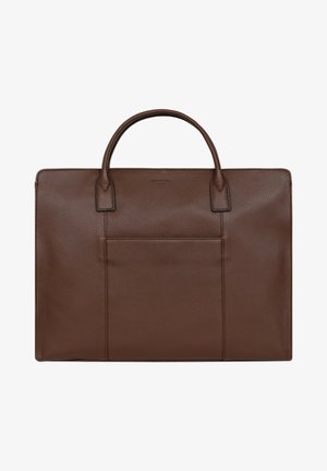 Serviette en cuir marron avec deux poignées supérieures, forme rectangulaire, finition texturée et une poche avant pour le rangement.