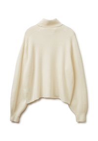 Weißer, kurzer Pullover aus weichem, strukturiertem Stoff mit hohem Kragen und gesenkten Schultern, der lange, schmale Ärmel hat.