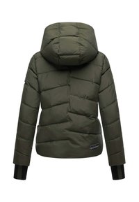 Veste matelassée vert foncé avec capuche et manches longues, présentant des poignets intérieurs noirs et une petite étiquette de marque en tissu près de l'ourlet.