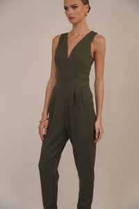 Oliven grønn jumpsuit med dyp V-hals, ermeless design, skreddersydd midje og vide bukser. Glatt tekstur med minimal detaljering.