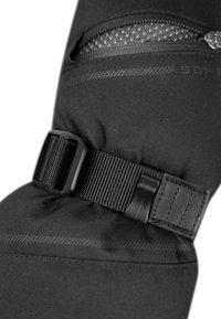 Schwarzer Stoffstiefel mit passgenauer Knöchelpartie, ausgestattet mit einer strukturierten Oberfläche und einem schwarzen Nylonriemen mit Kunststoffschnalle für sicheren Halt.