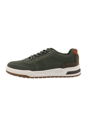 Baskets pour hommes vert olive en tricot avec des accents marron, semelle blanche, fermeture à lacets, et le nom de la marque "Tom Tailor" sur le côté.