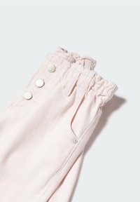 Pantalones de mezclilla rosa con cintura fruncida, tres botones decorativos y un bolsillo lateral. Textura suave con sutiles detalles de costura.