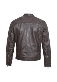 Ciemnobrązowa skórzana kurtka widziana od tyłu, z przeszywanymi panelami, prostym kołnierzem i zamkami na mankietach długich rękawów.