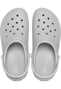 Zoccoli Crocs grigi con numerosi fori di ventilazione, un interno texturizzato e fasce posteriori per una vestibilità sicura. Finitura liscia e forma arrotondata.