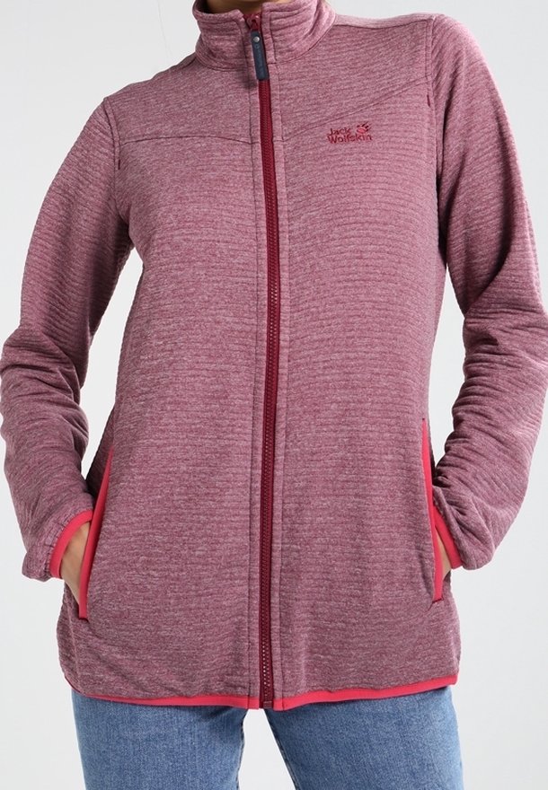 Veste polaire rouge avec un col montant, une fermeture éclair intégrale, des accents roses contrastants et deux poches latérales, présentant un design en maille texturée.