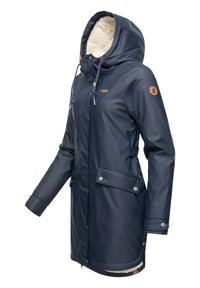 Chaqueta impermeable azul marino con capucha forrada de piel, cordones, bolsillos laterales y cierres a presión; cuenta con un parche de marca en la manga.