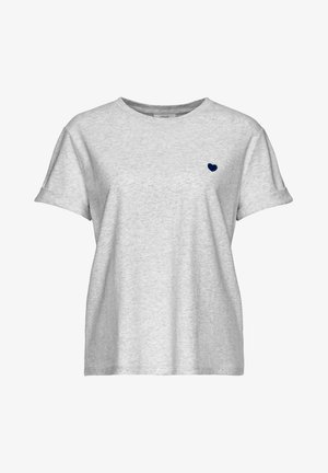 Grijze katoenen T-shirt met korte mouwen, ronde hals en een klein marineblauw hartembleem aan de linkerkant van de borst. Zachte, casual pasvorm.