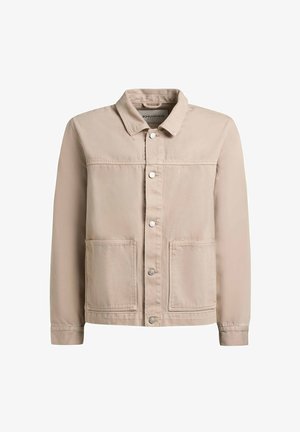 Smėlio spalvos švarkas su apykakle, dvi didelės frontalinės kišenės, ilgomis rankovėmis ir matomomis siūlių detalėmis.