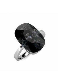 Ovaler schwarzer Edelsteinring, gefasst in einem polierten Silberband, das scharfe Facetten und eine glatte, reflektierende Oberfläche zeigt.