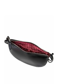 Schwarze Leder-Clutch mit geschwungener Form und silbernem Reißverschluss. Das Innere ist mit einem gemusterten burgunderfarbenen Futter ausgestattet. Verstellbarer Riemen inklusive.