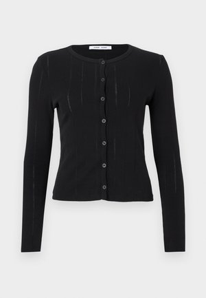 Cardigan noir à manches longues avec encolure ronde, texture côtelée verticale et une rangée avant de sept boutons.