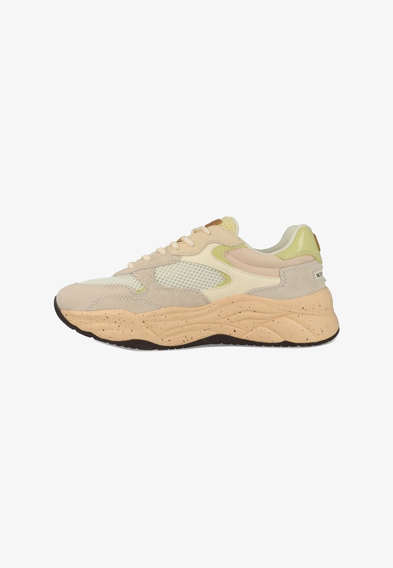 Beige en crèmekleurige chunky sneaker met mesh- en suèdepanelen, gevlekte dikke zool, lichtgroene accenten en witte veters, zijaanzicht op witte achtergrond.
