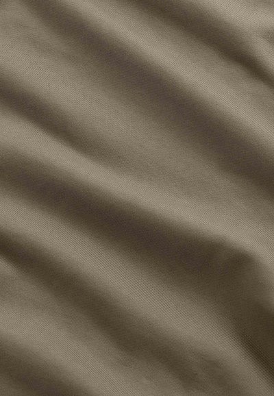 Tissu lisse, légèrement froissé, avec une texture en maille fine de couleur marron douce.