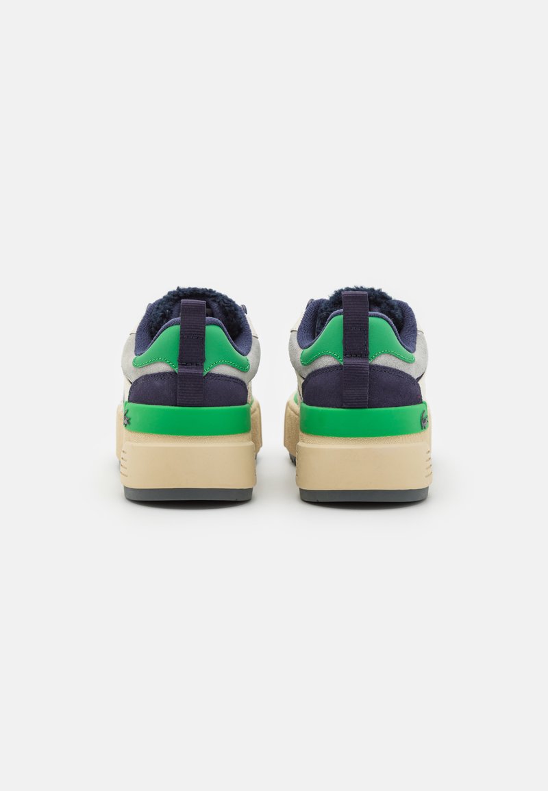 Baskets bicolores présentant un schéma de couleurs navy, gris et vert, en matériaux suédine et textile, avec une épaisse semelle beige et des cols rembourrés.