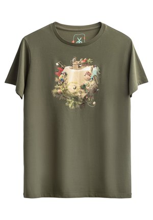 Olijf groene katoen T-shirt met een kleurrijke grafische print van een landschap met verschillende karakters en objecten in een cirkelvormige schikking.
