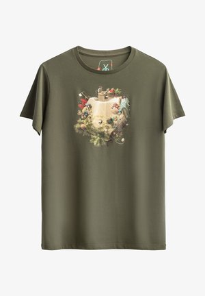 Olijf groene katoen T-shirt met een kleurrijke grafische print van een landschap met verschillende karakters en objecten in een cirkelvormige schikking.