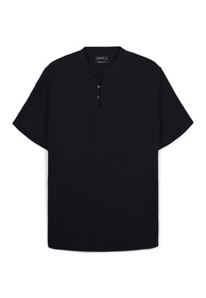 Camicetta nera a maniche corte con colletto alto, caratterizzata da una chiusura con tre bottoni e orlo dritto, realizzata in un tessuto leggero.