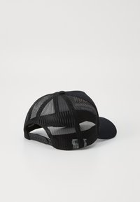 Fekete baseball sapka, szilárd elülső résszel és hálós hátsó résszel, ívelt karimával és állítható snapback záródással.