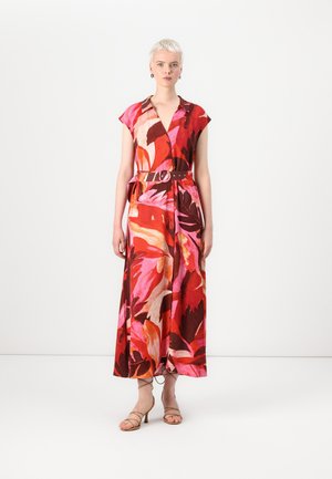 Robe midi florale avec des rouges, des roses et des bruns vibrants ; manches courtes, décolleté en V, taille cintrée avec une ceinture et une jupe fluide.