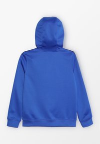Sudadera con capucha azul de tela suave que presenta una capucha completa, mangas largas y puños acanalados con un diseño trasero limpio, sin adornos.
