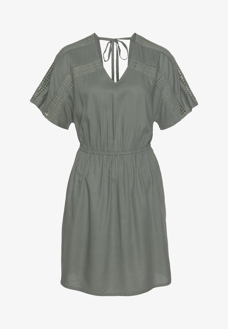 Vihreä, laskostettu mekko V-pääntiellä, joustavalla vyötäröllä ja lyhyillä hihoilla, joissa on yksityiskohtaisia virkattu koristeluä harteilla. Pehmeä kangas.