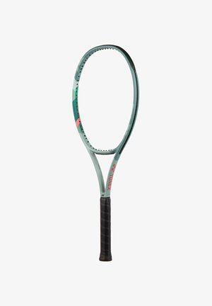 Groene en turquoise tennisracket met een unieke ovale kopvorm, zwarte textuur grip en rode accenten die de merknaam aangeven.