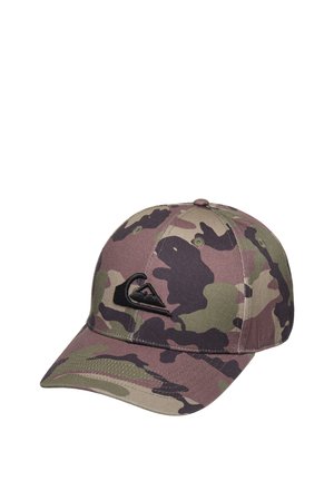 Casquette de baseball à motif camouflage avec des taches vert foncé, marron et noir, ornée d'un logo brodé noir représentant une vague et une montagne.