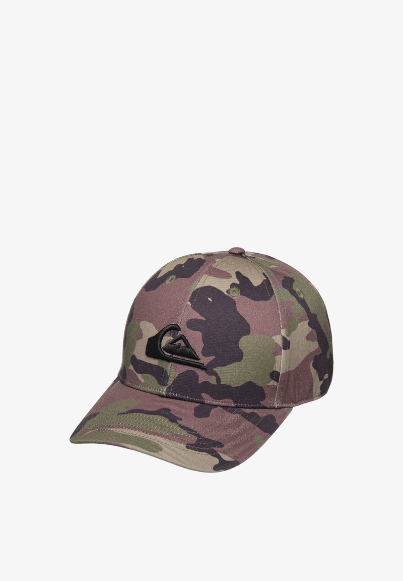 Casquette de baseball à motif camouflage avec des taches vert foncé, marron et noir, ornée d'un logo brodé noir représentant une vague et une montagne.