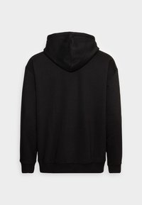 Felpa nera con cappuccio, dal tessuto morbido, con polsini e orlo a costine. Presenta una cucitura centrale sul retro e un singolo cordino nel cappuccio.