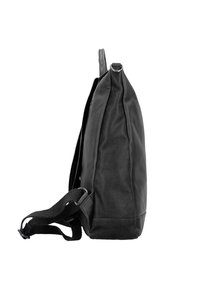 Musta nahkareppu suorakulmaisen muodon, tekstitetyn pinnan, yläpään kahvan ja säädettävien kangasnyörien kanssa. Yksinkertainen muotoilu ilman näkyviä koristuksia.