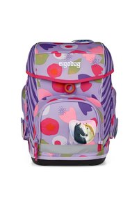 Lila Rucksack mit floralen Mustern in Pink, Rot und Grün. Besitzt eine Fronttasche, reflektierende Bänder und ein Pferde-Graphic an der Seite.