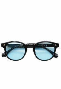 Occhiali da sole in plastica nera con lenti tonde color teal. Le caratteristiche includono una montatura audace, forma arrotondata e accenti metallici sulle aste.