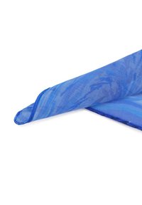 Sciarpa blu trasparente con un motivo a gradiente, caratterizzata da una texture leggera e translucida e orlo cucito. Materiale morbido e fluido.