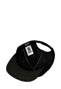 Schwarze Mütze mit einem gebogenen Schirm, ausgestattet mit einem glatten Außenmaterial, einer strukturierten Unterseite und Innenausstattung mit kleinen Logos und einem Etikett.