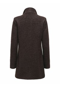 Pruun villane mantel, millel on tekstuuriga viimistlus, pikad varrukad ja kõrge krae. Seljaosa näitab sirgjoonelist lõiget, millel pole nähtavaid kinnitusi.