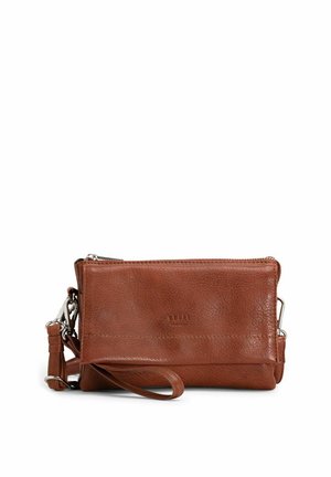 Bruine leren clutch met een textuurafwerking, voorzien van een afneembare schouderband, ritssluiting en met logo-embossing aan de voorkant.