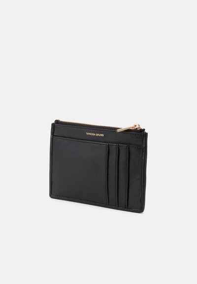 Porta-cartões de couro preto com três slots para cartões, um bolso frontal e um fecho dourado com uma aba na parte superior.