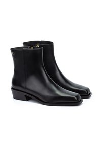 Botas de cuero negras hasta el tobillo con punta cuadrada, tacón bajo apilado, acento dorado en la parte trasera y textura suave. Cierre de cremallera en el lateral.