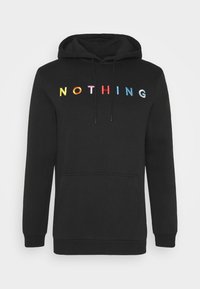 Sudadera con capucha negra que presenta el texto bordado multicolor "NOTHING" en el pecho y un bolsillo tipo canguro en la parte frontal.