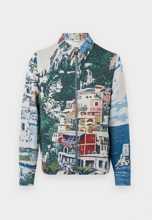 Veste zippée à col avec un motif coloré représentant une ville côtière et une scène océanique, incluant des bâtiments, de la verdure et un ciel bleu.