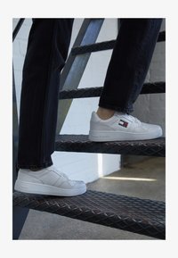 No seleccionado, white