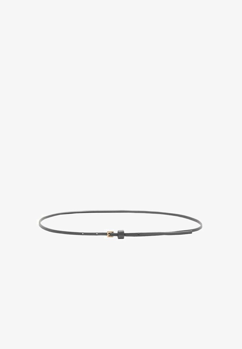 Dünner grauer Leder-Gürtel mit einer goldfarbenen Metallschnalle und Einstelllöchern, der eine glatte Textur und ein minimalistisches Design aufweist.