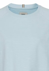 Jasnoniebieski sweatshirt z teksturowanej tkaniny, z okrągłym dekoltem, rękawami raglanowymi i dyskretnym napisem marki z przodu.