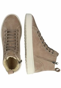 Botas de tobillo de ante beige con superficie texturizada, cordones en la parte frontal, cuello acolchado y suela de goma en contraste. Cierre con cremallera lateral para facilitar su uso.