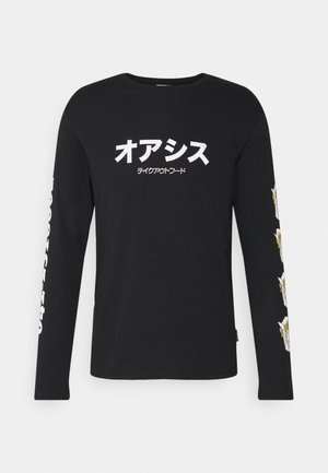 Czarna koszula z długim rękawem z białym napisem na przodzie i rękawach. Rękawy zdobi graficzny wzór w kontrastujących kolorach.