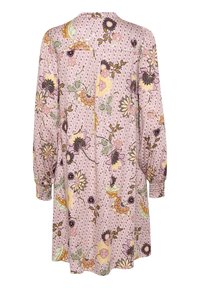 Vestido de manga larga con estampado de flores en tejido rosa claro. Presenta puños fruncidos y un corte holgado con diseños florales en púrpura y amarillo.