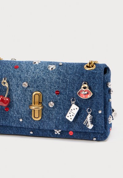 Džínová kabelka s kovovým zlatým zapínaním, zdobená farebnými príveskami, trblietkami a kovovými detailmi.