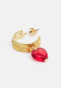 Brinco de argola em tom de ouro com design de folha texturizada e um charme em acrílico vermelho em forma de coração destacável. Fixado com uma parte traseira de pino.
