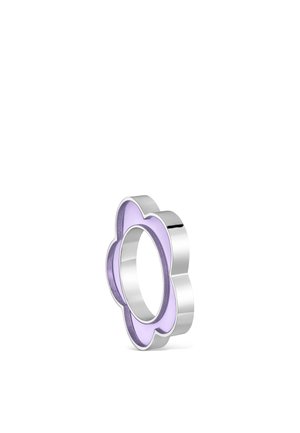 Anillo de plata con esmalte lila claro en forma de flor con pétalos redondeados, de pie sobre un fondo blanco.
